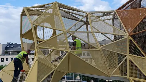 Avanza la construcción del nuevo y llamativo parque infantil de la ciudad. Con una figura gigante de más de seis metros de altura, el nuevo espacio lúdico entre San Marcos y el Auditorio aspira a convertirse en un símbolo del juego urbano para los más pequeños.