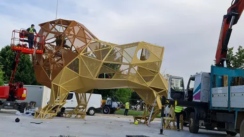 Avanza la construcción del nuevo y llamativo parque infantil de la ciudad. Con una figura gigante de más de seis metros de altura, el nuevo espacio lúdico entre San Marcos y el Auditorio aspira a convertirse en un símbolo del juego urbano para los más pequeños.