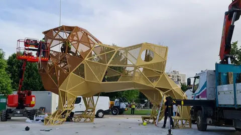 Avanza la construcción del nuevo y llamativo parque infantil de la ciudad. Con una figura gigante de más de seis metros de altura, el nuevo espacio lúdico entre San Marcos y el Auditorio aspira a convertirse en un símbolo del juego urbano para los más pequeños.