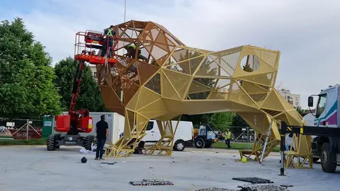 Avanza la construcción del nuevo y llamativo parque infantil de la ciudad. Con una figura gigante de más de seis metros de altura, el nuevo espacio lúdico entre San Marcos y el Auditorio aspira a convertirse en un símbolo del juego urbano para los más pequeños.