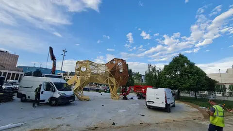 Avanza la construcción del nuevo y llamativo parque infantil de la ciudad. Con una figura gigante de más de seis metros de altura, el nuevo espacio lúdico entre San Marcos y el Auditorio aspira a convertirse en un símbolo del juego urbano para los más pequeños.