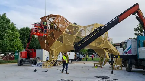 Avanza la construcción del nuevo y llamativo parque infantil de la ciudad. Con una figura gigante de más de seis metros de altura, el nuevo espacio lúdico entre San Marcos y el Auditorio aspira a convertirse en un símbolo del juego urbano para los más pequeños.