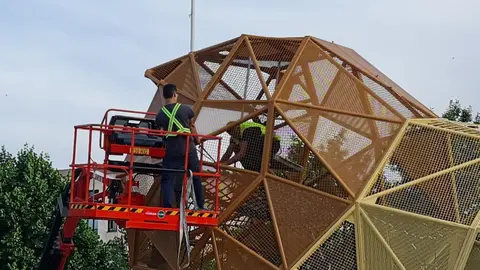 Avanza la construcción del nuevo y llamativo parque infantil de la ciudad. Con una figura gigante de más de seis metros de altura, el nuevo espacio lúdico entre San Marcos y el Auditorio aspira a convertirse en un símbolo del juego urbano para los más pequeños.