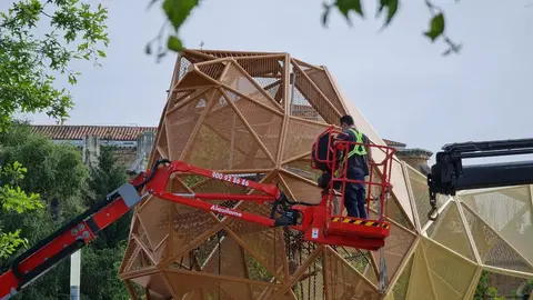 Avanza la construcción del nuevo y llamativo parque infantil de la ciudad. Con una figura gigante de más de seis metros de altura, el nuevo espacio lúdico entre San Marcos y el Auditorio aspira a convertirse en un símbolo del juego urbano para los más pequeños.