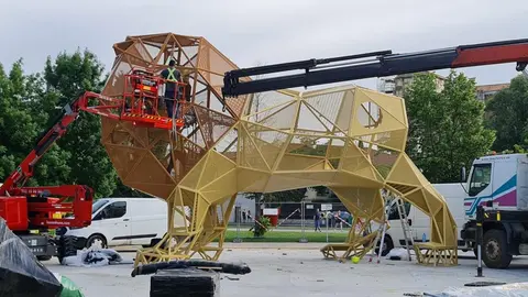 Avanza la construcción del nuevo y llamativo parque infantil de la ciudad. Con una figura gigante de más de seis metros de altura, el nuevo espacio lúdico entre San Marcos y el Auditorio aspira a convertirse en un símbolo del juego urbano para los más pequeños.