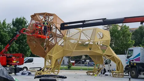 Avanza la construcción del nuevo y llamativo parque infantil de la ciudad. Con una figura gigante de más de seis metros de altura, el nuevo espacio lúdico entre San Marcos y el Auditorio aspira a convertirse en un símbolo del juego urbano para los más pequeños.