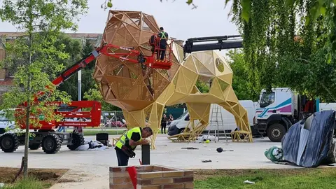 Avanza la construcción del nuevo y llamativo parque infantil de la ciudad. Con una figura gigante de más de seis metros de altura, el nuevo espacio lúdico entre San Marcos y el Auditorio aspira a convertirse en un símbolo del juego urbano para los más pequeños.
