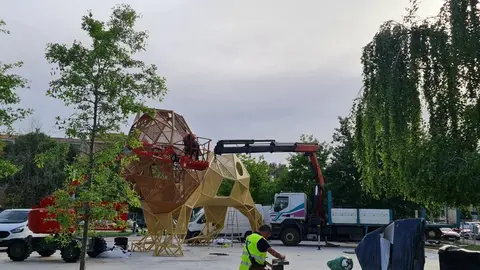 Avanza la construcción del nuevo y llamativo parque infantil de la ciudad. Con una figura gigante de más de seis metros de altura, el nuevo espacio lúdico entre San Marcos y el Auditorio aspira a convertirse en un símbolo del juego urbano para los más pequeños.