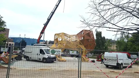 Avanza la construcción del nuevo y llamativo parque infantil de la ciudad. Con una figura gigante de más de seis metros de altura, el nuevo espacio lúdico entre San Marcos y el Auditorio aspira a convertirse en un símbolo del juego urbano para los más pequeños.