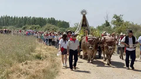 La tradicional romería en honor a la Virgen del Villar es símbolo religioso de Carrizo de la Ribera, de su monasterio cisterciense y de una buena parte de la comarca del Alto Órbigo. Fotos: Diócesis de León