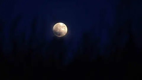 La precesión nodal de la Luna hace que la pasada noche se alcanzara la menor altura de lo habitual, un ciclo que no volverá hasta dentro de 19 años. En la imagen, la luna vista desde León y captada por el fotógrafo Peio García.