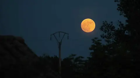 La precesión nodal de la Luna hace que la pasada noche se alcanzara la menor altura de lo habitual, un ciclo que no volverá hasta dentro de 19 años. En la imagen, la luna vista desde León y captada por el fotógrafo Peio García.