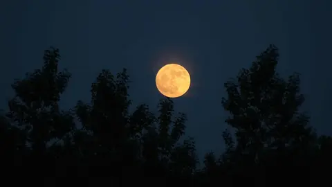 La precesión nodal de la Luna hace que la pasada noche se alcanzara la menor altura de lo habitual, un ciclo que no volverá hasta dentro de 19 años. En la imagen, la luna vista desde León y captada por el fotógrafo Peio García.