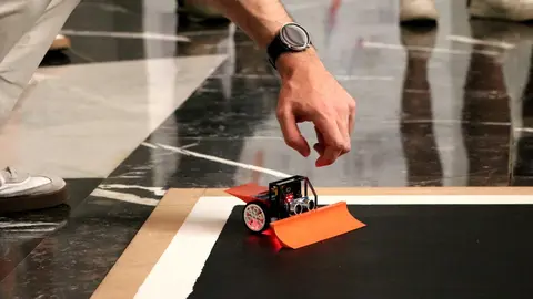 Competición de robots de 'minisumo' en Industriales