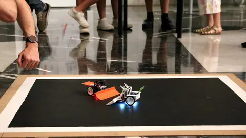 Competición de robots de 'minisumo' en Industriales