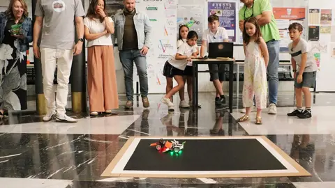 Competición de robots de 'minisumo' en Industriales