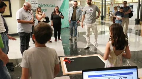 Competición de robots de 'minisumo' en Industriales