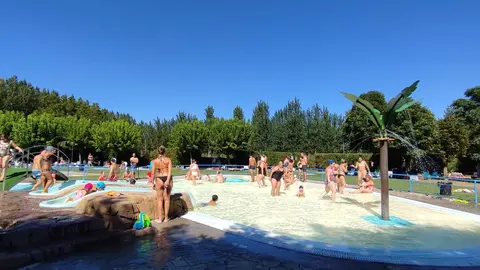 El parque acuático coyantino, uno de los más grandes del noroeste español, arranca su temporada con renovaciones y su popular parque de aventura
