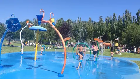 El parque acuático coyantino, uno de los más grandes del noroeste español, arranca su temporada con renovaciones y su popular parque de aventura