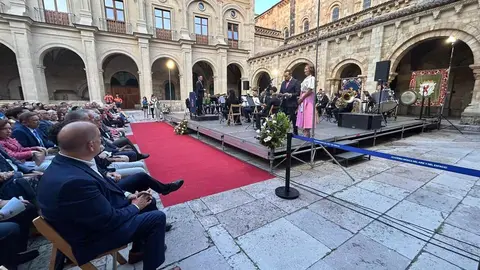 La Unidad de Música de la Academia Básica del Aire y del Espacio ofrece un concierto en el Claustro de San Isidoro, donde en 1188 se celebraron las primeras Cortes con representación popular. Fotos: Diputación