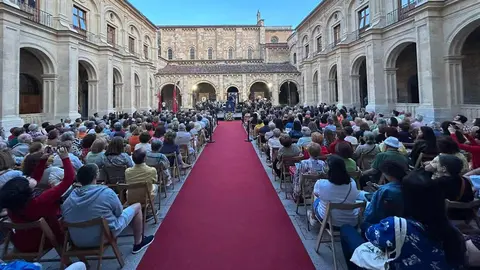 La Unidad de Música de la Academia Básica del Aire y del Espacio ofrece un concierto en el Claustro de San Isidoro, donde en 1188 se celebraron las primeras Cortes con representación popular. Fotos: Diputación