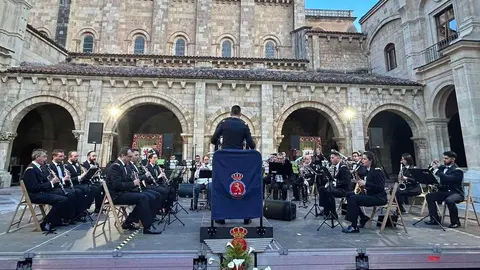 La Unidad de Música de la Academia Básica del Aire y del Espacio ofrece un concierto en el Claustro de San Isidoro, donde en 1188 se celebraron las primeras Cortes con representación popular. Fotos: Diputación
