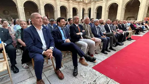 La Unidad de Música de la Academia Básica del Aire y del Espacio ofrece un concierto en el Claustro de San Isidoro, donde en 1188 se celebraron las primeras Cortes con representación popular. Fotos: Diputación