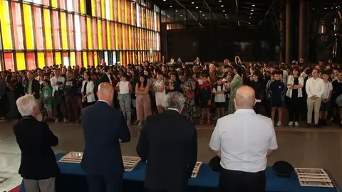 El delegado del Gobierno en Castilla y León, Nicanor Sen, el alcalde José Antonio Díez y el jefe Superior de Policía de Castilla y León, Juan Carlos Hernández, entregan de los diplomas a los alumnos participantes en el programa Ciberexpert@s en León. Foto: Peio García.