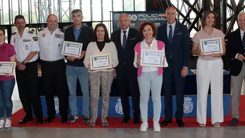 El delegado del Gobierno en Castilla y León, Nicanor Sen, el alcalde José Antonio Díez y el jefe Superior de Policía de Castilla y León, Juan Carlos Hernández, entregan de los diplomas a los alumnos participantes en el programa Ciberexpert@s en León. Foto: Peio García.
