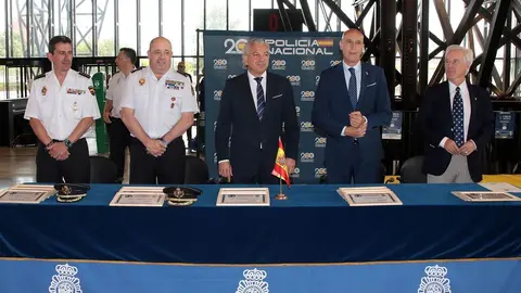 El delegado del Gobierno en Castilla y León, Nicanor Sen, el alcalde José Antonio Díez y el jefe Superior de Policía de Castilla y León, Juan Carlos Hernández, entregan de los diplomas a los alumnos participantes en el programa Ciberexpert@s en León. Foto: Peio García.