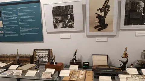 La ULE recibe con “honor y responsabilidad” la exposición ‘Cajal, su obra científica, artística y literaria’ donada por la Fundación Pro-Neurociencias.