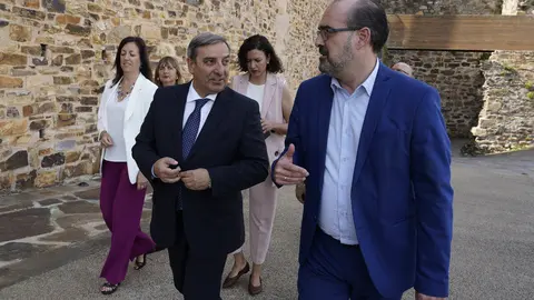 El consejero de Movilidad y Transformación Digital de la Junta, José Luis Sanz Merino, junto al alcalde de Ponferrada, Marco Morala, durante la clausura del foro 'Ponferrada. Nodo logístico del Corredor Atlántico del Noroeste'. Foto: C.