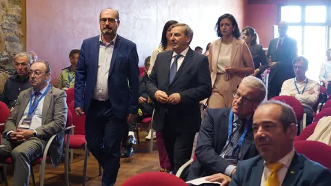 El consejero de Movilidad y Transformación Digital de la Junta, José Luis Sanz Merino, junto al alcalde de Ponferrada, Marco Morala, durante la clausura del foro 'Ponferrada. Nodo logístico del Corredor Atlántico del Noroeste'. Foto: C.