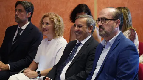 El consejero de Movilidad y Transformación Digital de la Junta, José Luis Sanz Merino, junto al alcalde de Ponferrada, Marco Morala, durante la clausura del foro 'Ponferrada. Nodo logístico del Corredor Atlántico del Noroeste'. Foto: C.