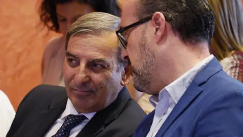 El consejero de Movilidad y Transformación Digital de la Junta, José Luis Sanz Merino, junto al alcalde de Ponferrada, Marco Morala, durante la clausura del foro 'Ponferrada. Nodo logístico del Corredor Atlántico del Noroeste'. Foto: C.