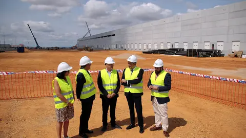 El consejero de Economía y Hacienda y portavoz, Carlos Fernández Carriedo, y el de Medio Ambiente, Vivienda y Ordenación del Territorio, Juan Carlos Suárez-Quiñones Fernández, visitan las obras de construcción del Centro Logístico del grupo DIA. Foto: Peio García.