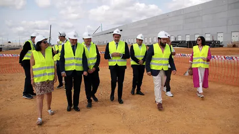 El consejero de Economía y Hacienda y portavoz, Carlos Fernández Carriedo, y el de Medio Ambiente, Vivienda y Ordenación del Territorio, Juan Carlos Suárez-Quiñones Fernández, visitan las obras de construcción del Centro Logístico del grupo DIA. Foto: Peio García.