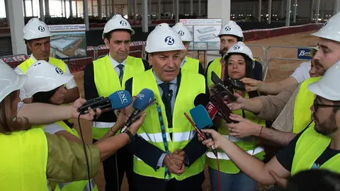 El consejero de Economía y Hacienda y portavoz, Carlos Fernández Carriedo, y el de Medio Ambiente, Vivienda y Ordenación del Territorio, Juan Carlos Suárez-Quiñones Fernández, visitan las obras de construcción del Centro Logístico del grupo DIA. Foto: Peio García.