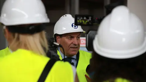 El consejero de Economía y Hacienda y portavoz, Carlos Fernández Carriedo, y el de Medio Ambiente, Vivienda y Ordenación del Territorio, Juan Carlos Suárez-Quiñones Fernández, visitan las obras de construcción del Centro Logístico del grupo DIA. Foto: Peio García.