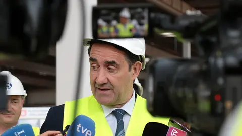 El consejero de Economía y Hacienda y portavoz, Carlos Fernández Carriedo, y el de Medio Ambiente, Vivienda y Ordenación del Territorio, Juan Carlos Suárez-Quiñones Fernández, visitan las obras de construcción del Centro Logístico del grupo DIA. Foto: Peio García.