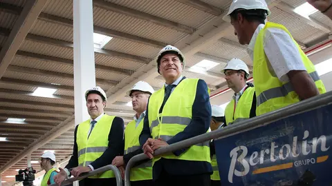 El consejero de Economía y Hacienda y portavoz, Carlos Fernández Carriedo, y el de Medio Ambiente, Vivienda y Ordenación del Territorio, Juan Carlos Suárez-Quiñones Fernández, visitan las obras de construcción del Centro Logístico del grupo DIA. Foto: Peio García.