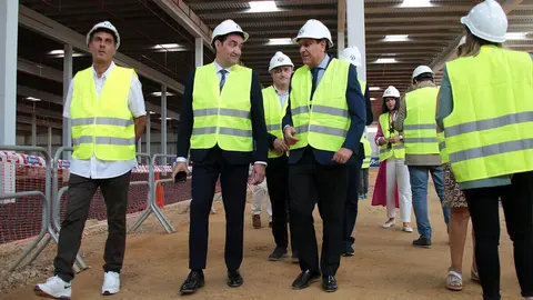 El consejero de Economía y Hacienda y portavoz, Carlos Fernández Carriedo, y el de Medio Ambiente, Vivienda y Ordenación del Territorio, Juan Carlos Suárez-Quiñones Fernández, visitan las obras de construcción del Centro Logístico del grupo DIA. Foto: Peio García.