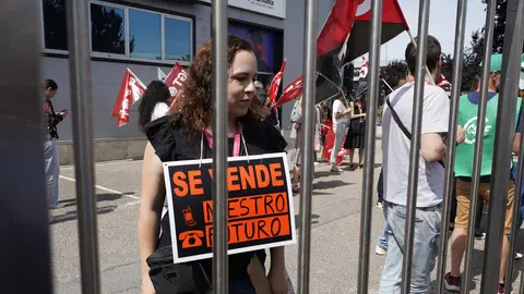 Concentración de los trabajadores de Teleperformance en Ponferrada contra el ERE presentado por la empresa. Foto: César Sánchez.