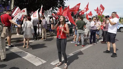 Concentración de los trabajadores de Teleperformance en Ponferrada contra el ERE presentado por la empresa. Foto: César Sánchez.
