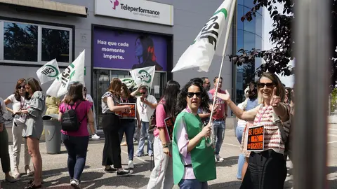 Concentración de los trabajadores de Teleperformance en Ponferrada contra el ERE presentado por la empresa. Foto: César Sánchez.