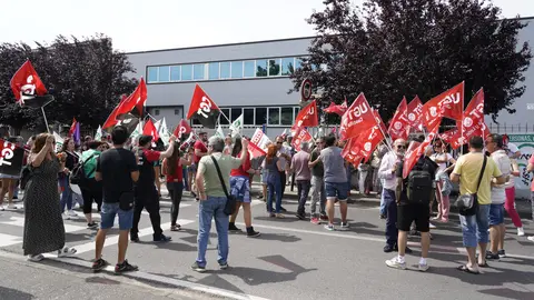 Concentración de los trabajadores de Teleperformance en Ponferrada contra el ERE presentado por la empresa. Foto: César Sánchez.