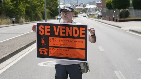 Concentración de los trabajadores de Teleperformance en Ponferrada contra el ERE presentado por la empresa. Foto: César Sánchez.