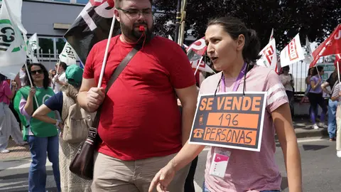 Concentración de los trabajadores de Teleperformance en Ponferrada contra el ERE presentado por la empresa. Foto: César Sánchez.