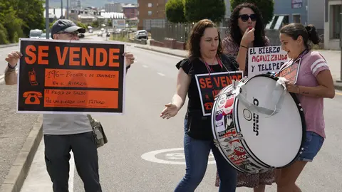 Concentración de los trabajadores de Teleperformance en Ponferrada contra el ERE presentado por la empresa. Foto: César Sánchez.