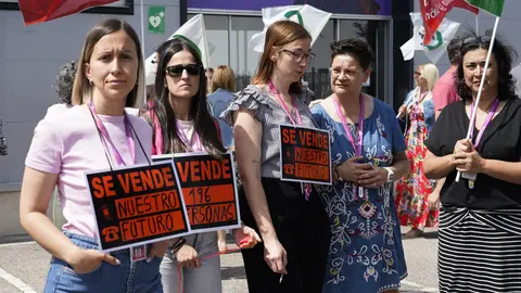 Concentración de los trabajadores de Teleperformance en Ponferrada contra el ERE presentado por la empresa. Foto: César Sánchez.